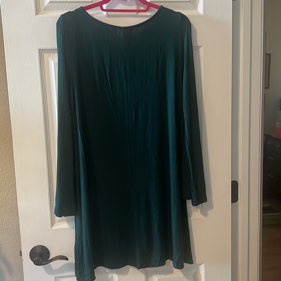 green dress - Picture 2 of 3